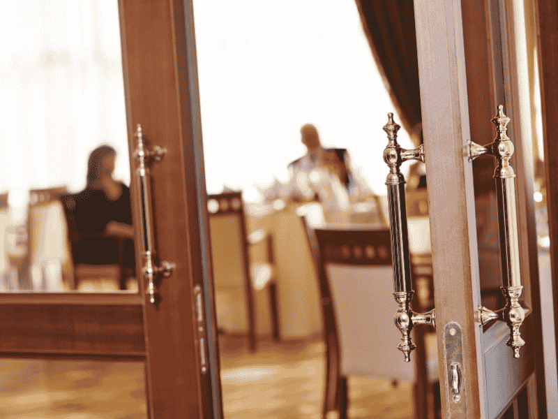Installation d'une porte automatique dans un restaurant par Entrance Services