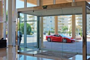 La porte automatique standard pour accéder à un bâtiment privé ou public